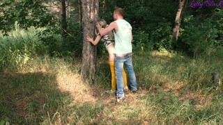 Блондинка жадно сосет хуй мужчине в лесу и трахается с ним раком