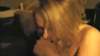 Жена-блондинка в межрасовом видео от первого лица с большим черным членом в любительском видео, подборка