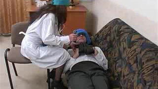 Веселая медсестра лечит дедулю сладким минетом и еблей