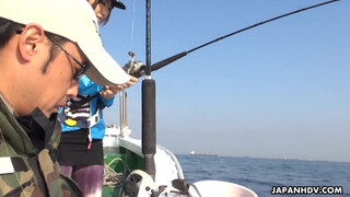 Муж лижет киску азиатской жене прямо в рыбатской лодке