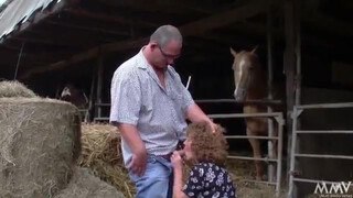 Баба занимается сексом с мужиком в провинциальном порно