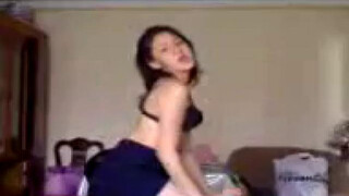 Девушка Аида танцует горячий стриптиз по-казахски