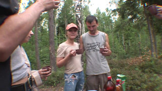Секс с русскими телками на пикнике в лесу