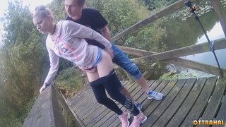 Деревенская молодежь долбится на деревянном мосту
