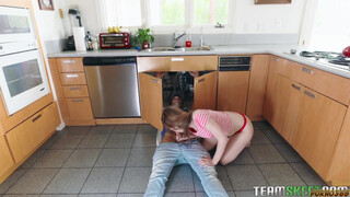 Молодушка соблазнила сантехника на кухне и присела на его член