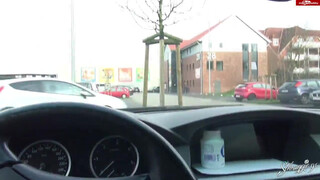 Немецкий парень со своей девушкой трахаются в машине