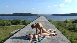 Русская пара устроила секс у реки