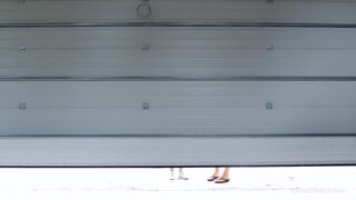 Две девочки лесби ласкаются в гараже