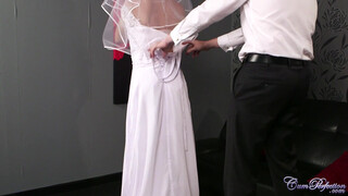 Жена делает минет мужу в свадебном платье