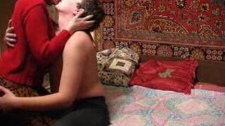 Приватный секс русской пары на большой кровати