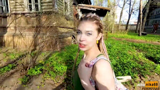 Русская девочка обожает делать отсос в публичном месте и позировать на камеру, обнажая свое молодое тело