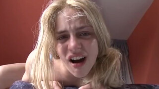 Молодая девушка плачет во время болезненного анального секса