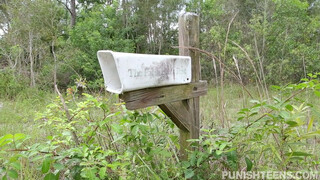 Приковал девушку наручниками и силой трахает в рот